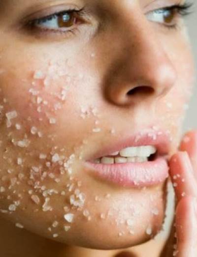 استخدمى الملح الإنجليزى للحفاظ على جمالك بهذه الطرق