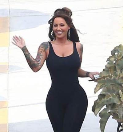 بالصور .. أمبر روز تظهر مؤخرتها المثيرة في ملابس ضيقة