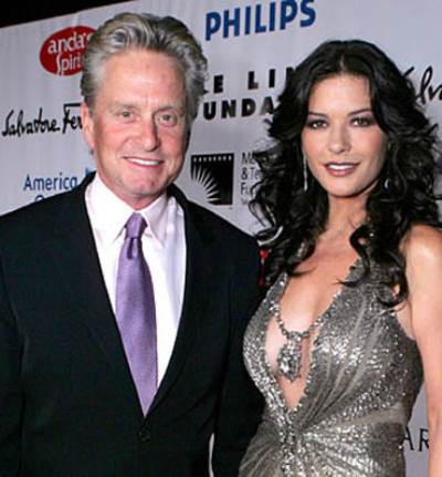 مايكل دوجلاس : مرض زوجتي العقلي جعل إرتباطنا أكثر قوة