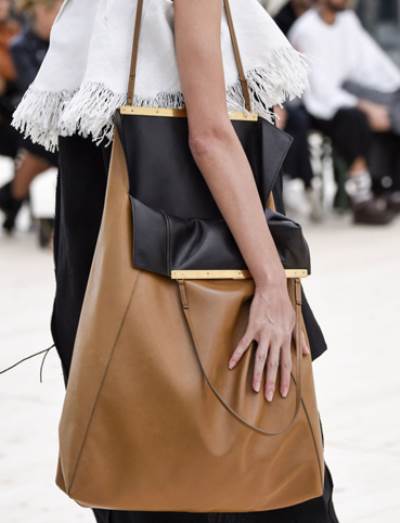 حقيبة اليد العملاقة موضة ربيع 2017 من أسبوع الموضة بباريس