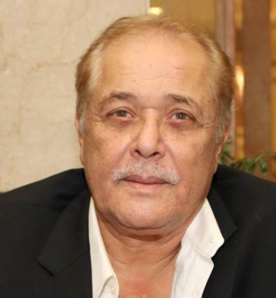 نجل محمود عبد العزيز ينفي وفاة والده ويطلب الدعاء له