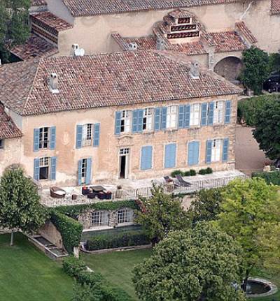 أنجلينا جولي وبراد بيت يبيعان قصرهما الذي شهد حفل زفافهما