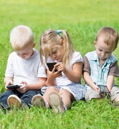 احذري .. الأجهزة الإلكترونية تجعل طفلك فاشل دراسيا