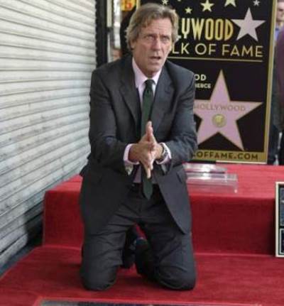 هيو لوري يحصل على نجمة في ممر هوليوود للمشاهير