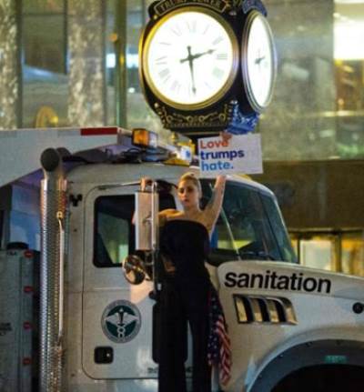 ليدى جاجا تحتج أمام برج ترامب فى نيويورك