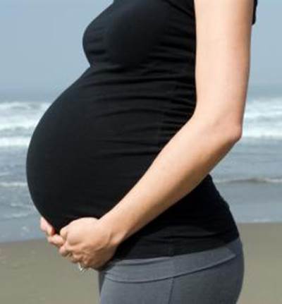 نوم الحامل على الظهر يعرضها لولادة جنين ميت