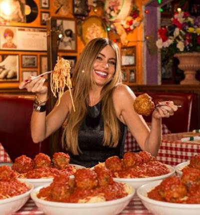 مشاهير أعلنوا إدمانهم للمكرونة