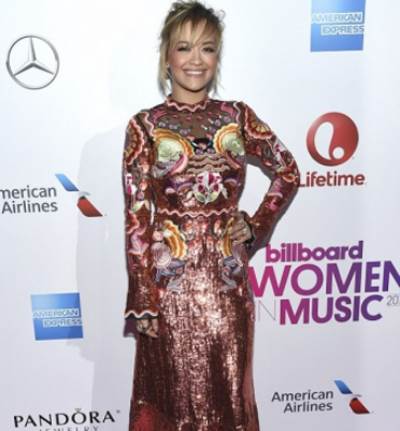 هكذا اطلت ريتا أورا في حفل توزيع جوائز Billboard Women