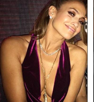 جنيفر لوبيز ترتدى قلادة دريك الذهبية وتتبعه إلى فيجاس