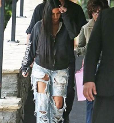 كيم كارداشيان ببنطلون ممزق بالكامل