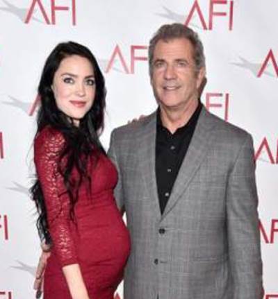 الستيني ميل جيبسون وحبيبته العشرينية على السجادة الحمراء