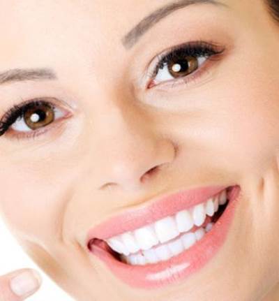 كيف تهتمين بأسنانك خلال موسم عيد الميلاد وإحتفالات رأس السنة