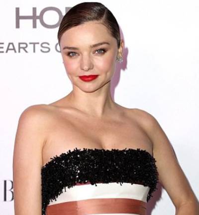  بالصور .. كم تكلف أخر فستان لعارضة الأزياء العالمية "ميرندا كير" ؟