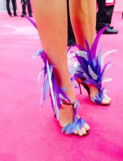  بالصور.. الريش أحدث صيحة في أحذية 2017