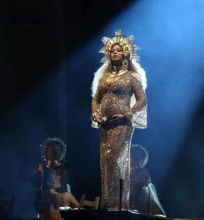 بيونسيه الحامل تحضر .. أديل تخطئ وكاتي بيري تثور في حفل جوائز غرامي