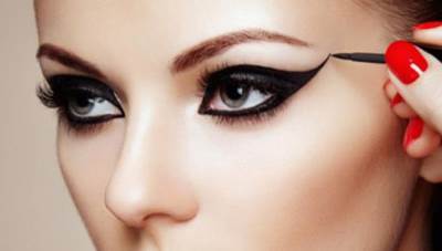 كيف تختارين الآيلاينر المناسب للون العينين