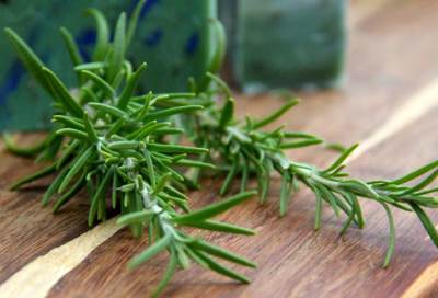  إكليل الجبل لعلاج قشرة وشيب الشعر