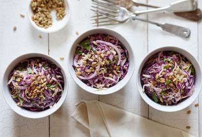 سلطة الكرنب على الطريقة اليونانية