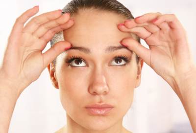 عادات تصيبك بالتجاعيد والخطوط الدقيقة