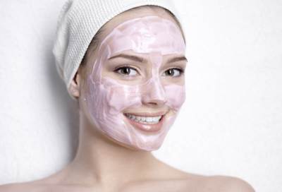 إليك هذه الطرق لإزالة شعر الوجه بشكل طبيعي