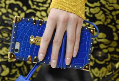 شاهدي أحدث موديلات حافظات آي فون من Louis Vuitton