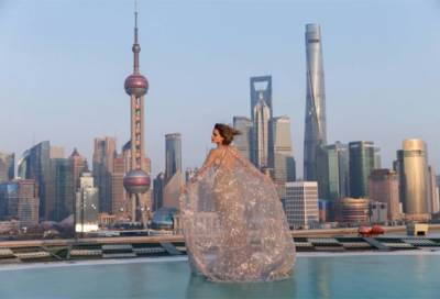 إيلي صعب يصمم لنجمة عالمية فستاناً من بقايا الأزياء الراقية السابقة