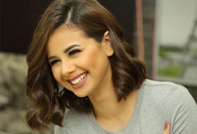 بالفيديو : منة عرفة تتخلص من شعرها الطويل : «علشان انتصار تستريح»