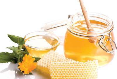 ثلاثة طرق جديدة وشهية لتناول عسل النحل