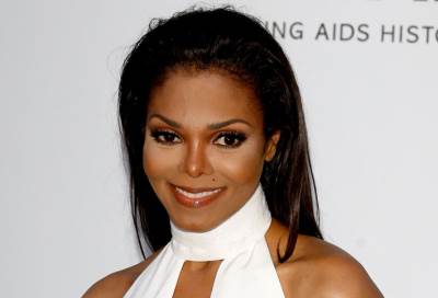 بالصور .. جانيت جاكسون مع إبنها في الحديقة