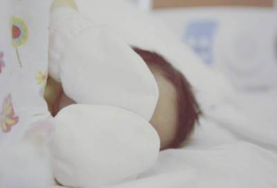 ممثلة لبنانية جريئة تضع مولودها وتنشر صورته الاولى