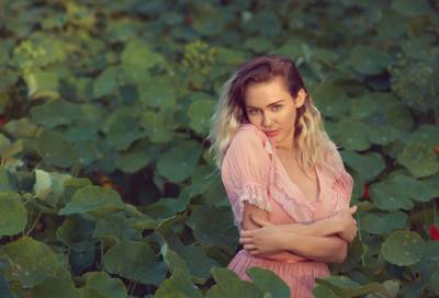 مايلي سايروس تستلهم أغنيتها الجديدة من خطيبها