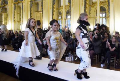 للمرّة الأولى .. عرض أزياء للأقزام في دبي!