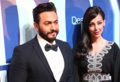 بالصورة ..  حرص تامر حسني وزوجته على إخفاء وجه بناتهما