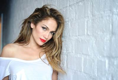 بالصورة .. جينيفر لوبيز مبهرة في برنامجها الجديد