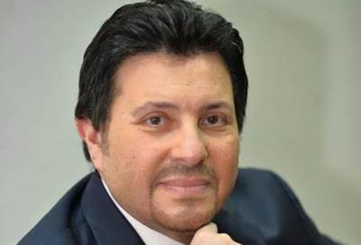 زوجة هاني شاكر تضعه بموقف محرج جداً أمام الناس