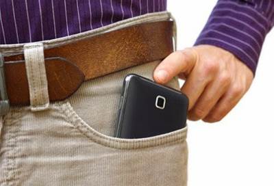 لهذه الأسباب لا يجب وضع المحمول فى جيبك