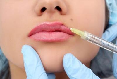 اقرئي هذا قبل القيام بفيلر الشفاه