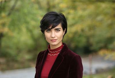 علاقة حب تجرد توبا بويوكوستن من منصب سفيرة النوايا الحسنة 