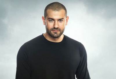 هذا ما فعله عمرو يوسف ضد مروّج شائعة حيازته وزوجته مواد مخدرة