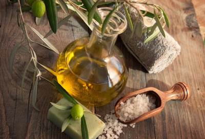 ماسكات زيت الزيتون لترطيب البشرة قبل العيد