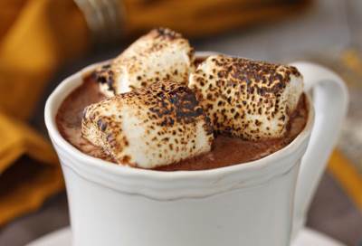 شيكولاتة ساخنة بالمارشميلو