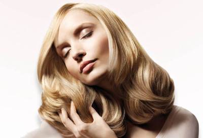 افعلي ذلك بعد علاج البروتين للشعر إذا كنتِ تتعرقين كثيرا