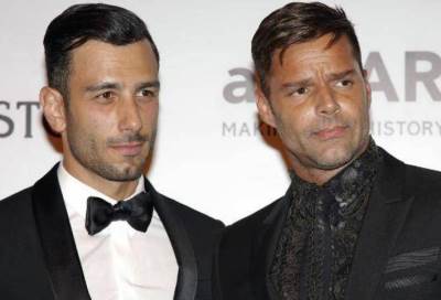 ريكي مارتن يكشف عن تحضيراته لزفافه من خطيبه السوري