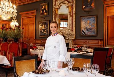 «لو ريستوران» .. طاهيته مكللة بالنجوم وديكوره مناطيد تحلق في سماء النكهات