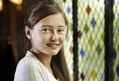 حبيبة براد بيت الجديدة تصغره بـ 32 عاماً!