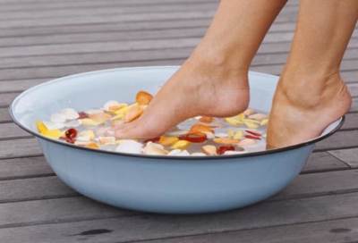 إليك هذه الطريقة للتخلص من رائحة القدم المزعجة