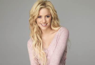 بالصورة .. شاكيرا تفاجئ جمهورها بإطلالة صادمة