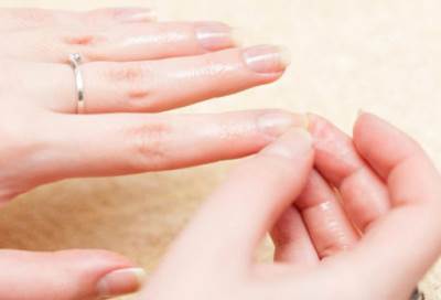 تكسر الأظافر مؤشر لمشاكل في الكبد
