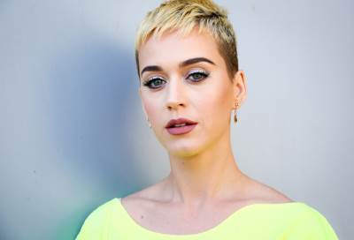 كاتي بيري تلقن شخصاً مهووساً بها درساً لن ينساه