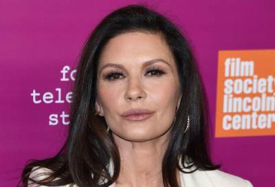 بالصورة .. كاثرين زيتا جونز تصدم الجمهور بسيلفي من السرير